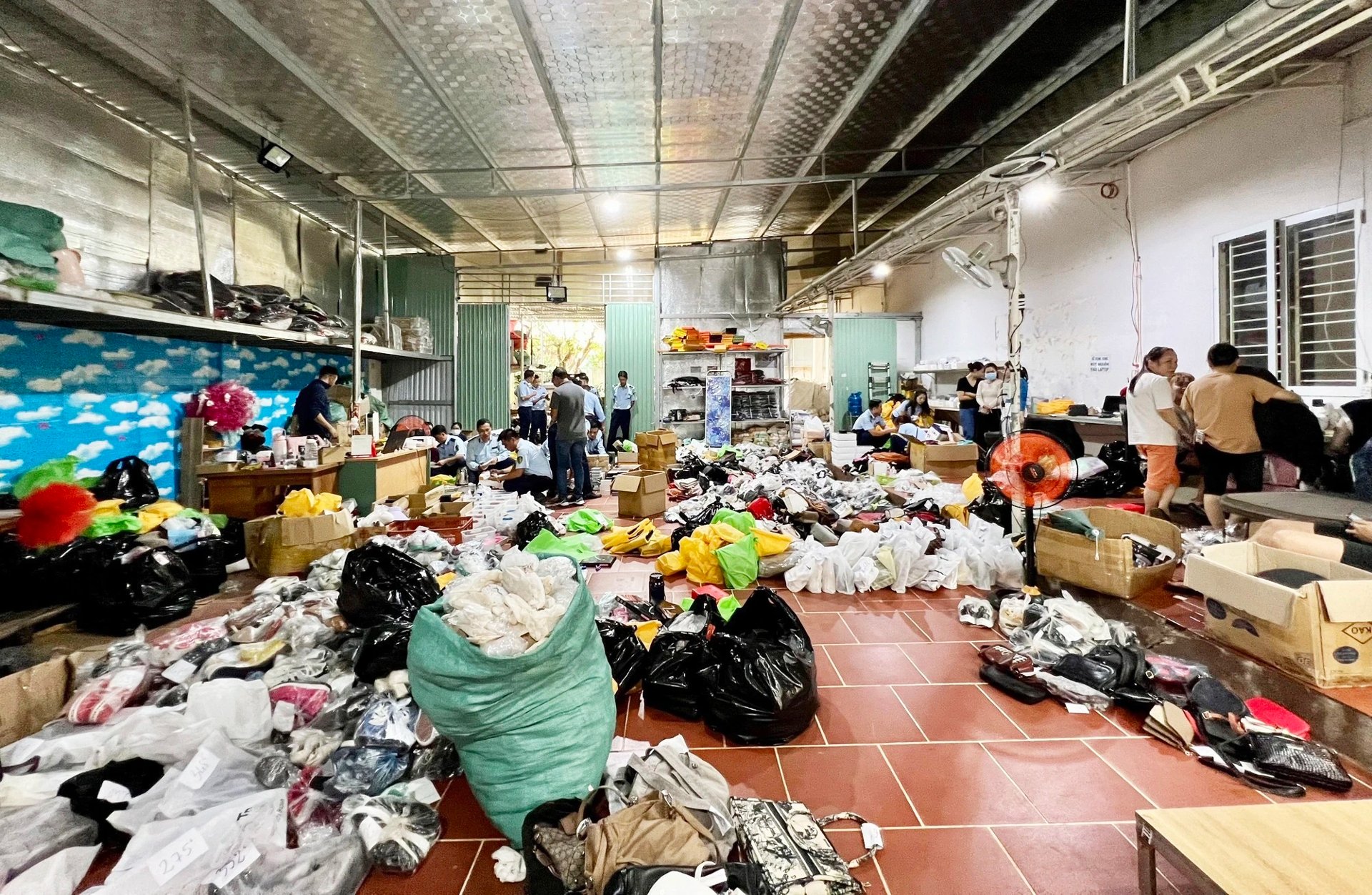 Truy qu&#233;t h&#224;ng giả tr&#234;n online, những mặt h&#224;ng nhạy cảm trong tầm ngắm - Ảnh 2