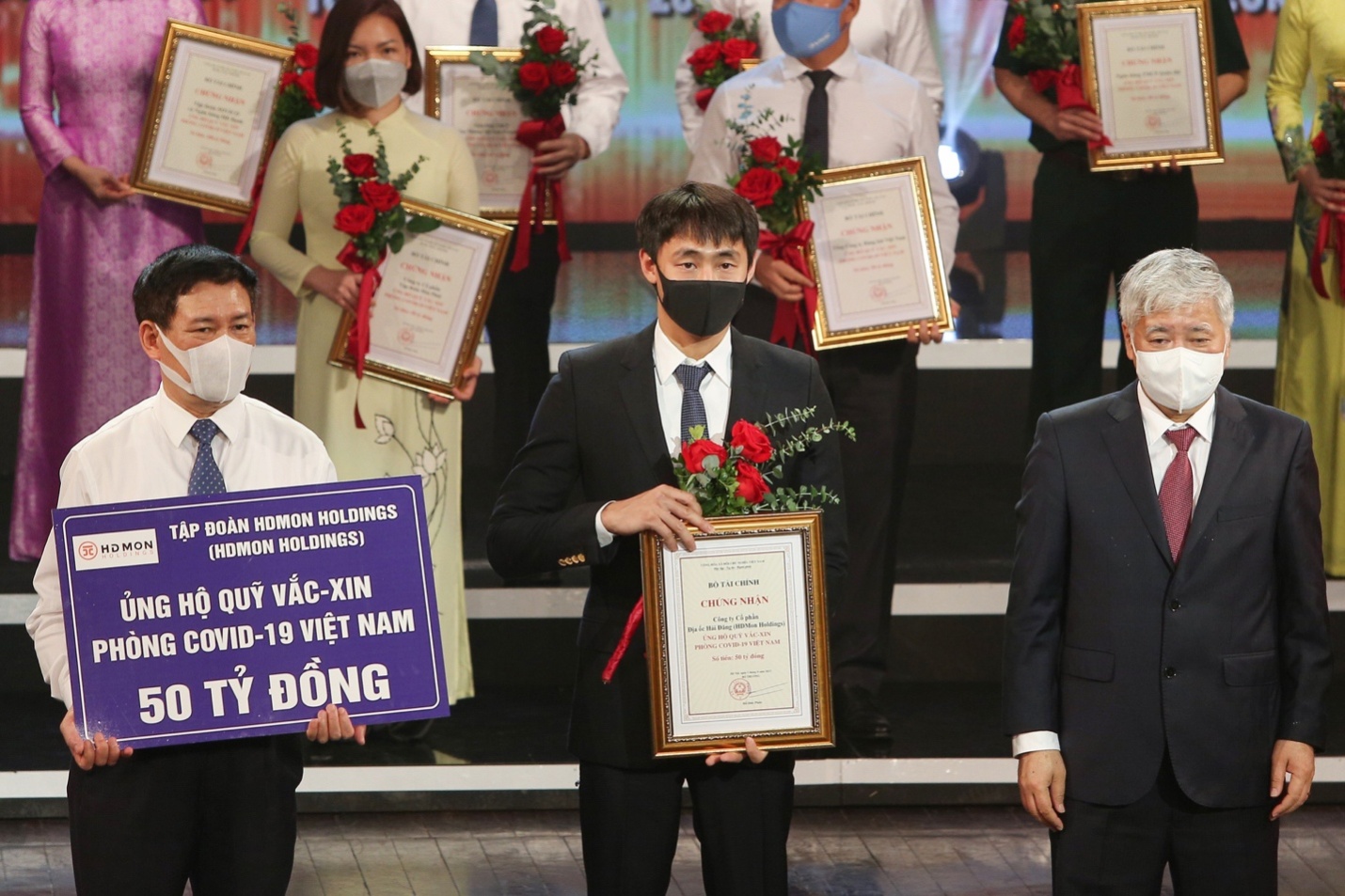 Đại diện Tập đoàn HDMon Holdings trao tặng 50 tỷ đồng cho Quỹ vắc-xin phòng, chống COVID-19 tại buổi lễ.  