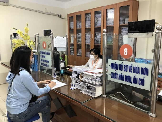 Cục Thuế H&agrave; Nội khẳng định h&agrave;nh vi mạo danh c&aacute;n bộ thuế b&aacute;n s&aacute;ch, t&agrave;i liệu l&agrave; h&agrave;nh vi tr&aacute;i ph&aacute;p luật.