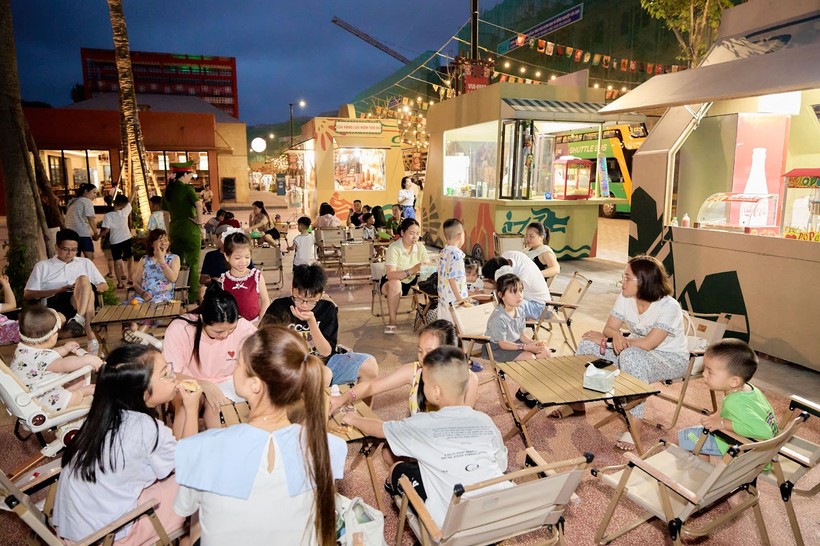 Chợ đ&ecirc;m Vui-Fest l&agrave; điểm đến y&ecirc;u th&iacute;ch của nhiều gia đ&igrave;nh v&agrave; c&aacute;c bạn trẻ