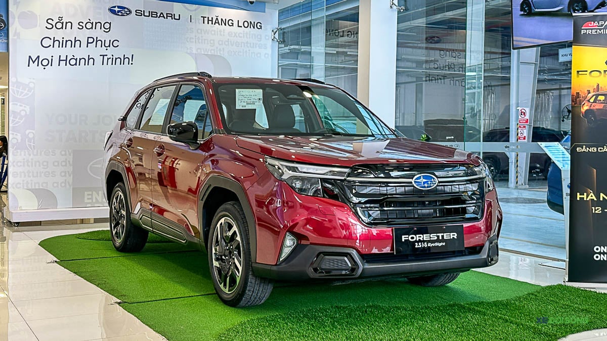 Subaru Việt Nam mở b&aacute;n Forester với 2 phi&ecirc;n bản gồm: 2.5L i-L EyeSight gi&aacute; gần 1,299 tỷ đồng v&agrave; 2.5L i-S EyeSight gi&aacute; 1,399 tỷ đồng.