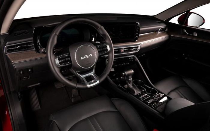Thaco tung c&#249;ng l&#250;c 3 phi&#234;n bản kh&#225;c nhau của Kia K5 với gi&#225; từ 869 triệu đồng - Ảnh 2