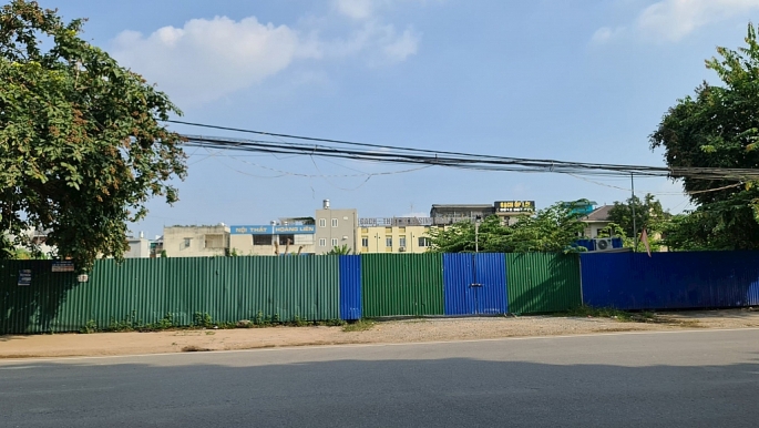 Suốt thời gian d&agrave;i khu đất gần 10.000m2 thuộc DA đầu tư x&acirc;y dựng Đ&agrave;i Bắc Hotel lu&ocirc;n qu&acirc;y k&iacute;n t&ocirc;n, b&ecirc;n trong chỉ l&agrave; khu đất trống. Ảnh: M.T