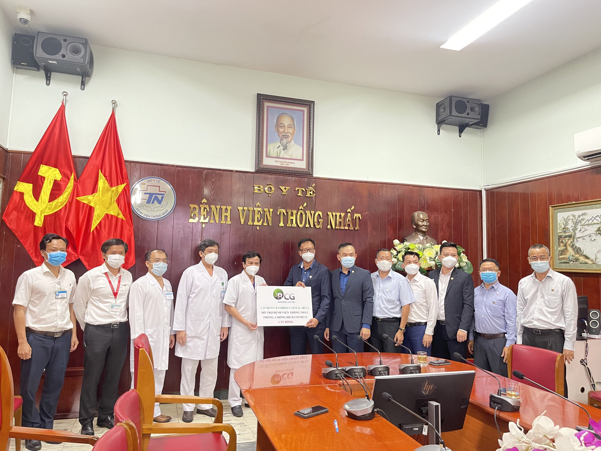 Doanh nghiệp chung tay đẩy l&#249;i Covid-19 giữa t&#226;m dịch Tp.HCM: THACO trao tặng 126 xe chuy&#234;n dụng, DHL Express hỗ trợ đưa về l&#244; vắc xin Pfizer - Ảnh 3