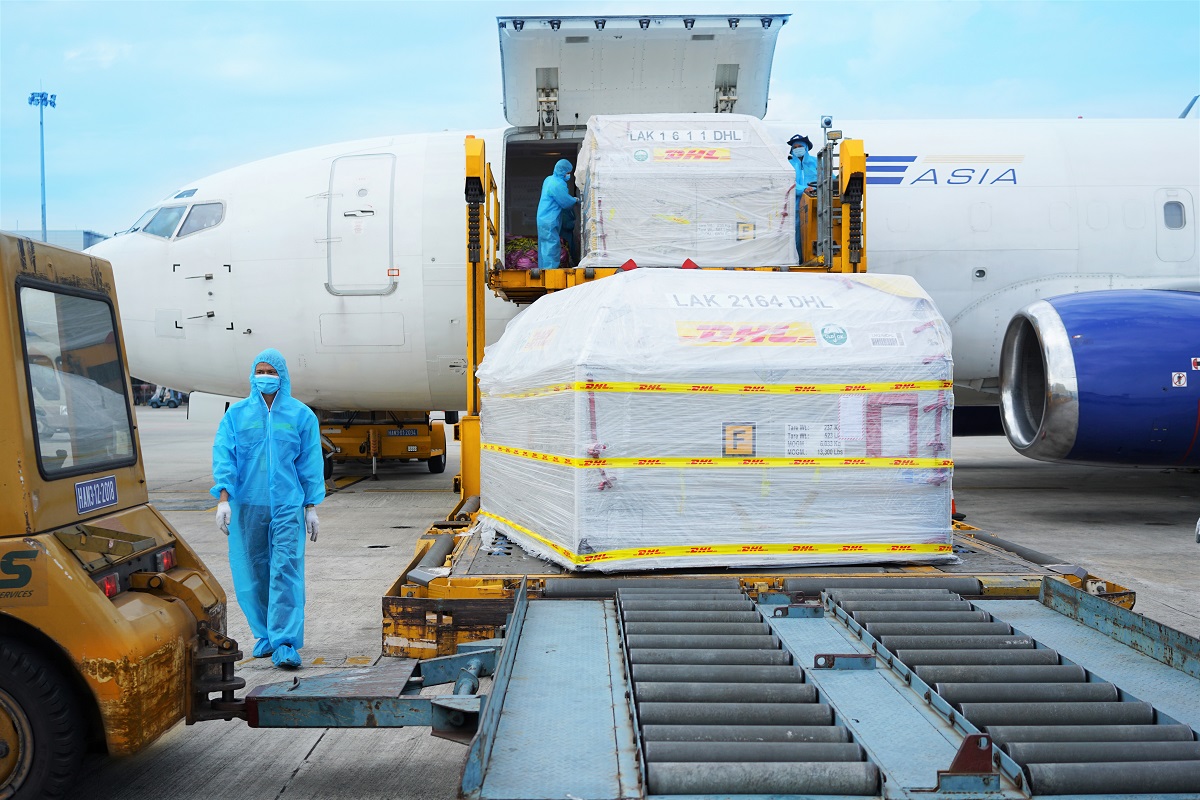 Doanh nghiệp chung tay đẩy l&#249;i Covid-19 giữa t&#226;m dịch Tp.HCM: THACO trao tặng 126 xe chuy&#234;n dụng, DHL Express hỗ trợ đưa về l&#244; vắc xin Pfizer - Ảnh 4
