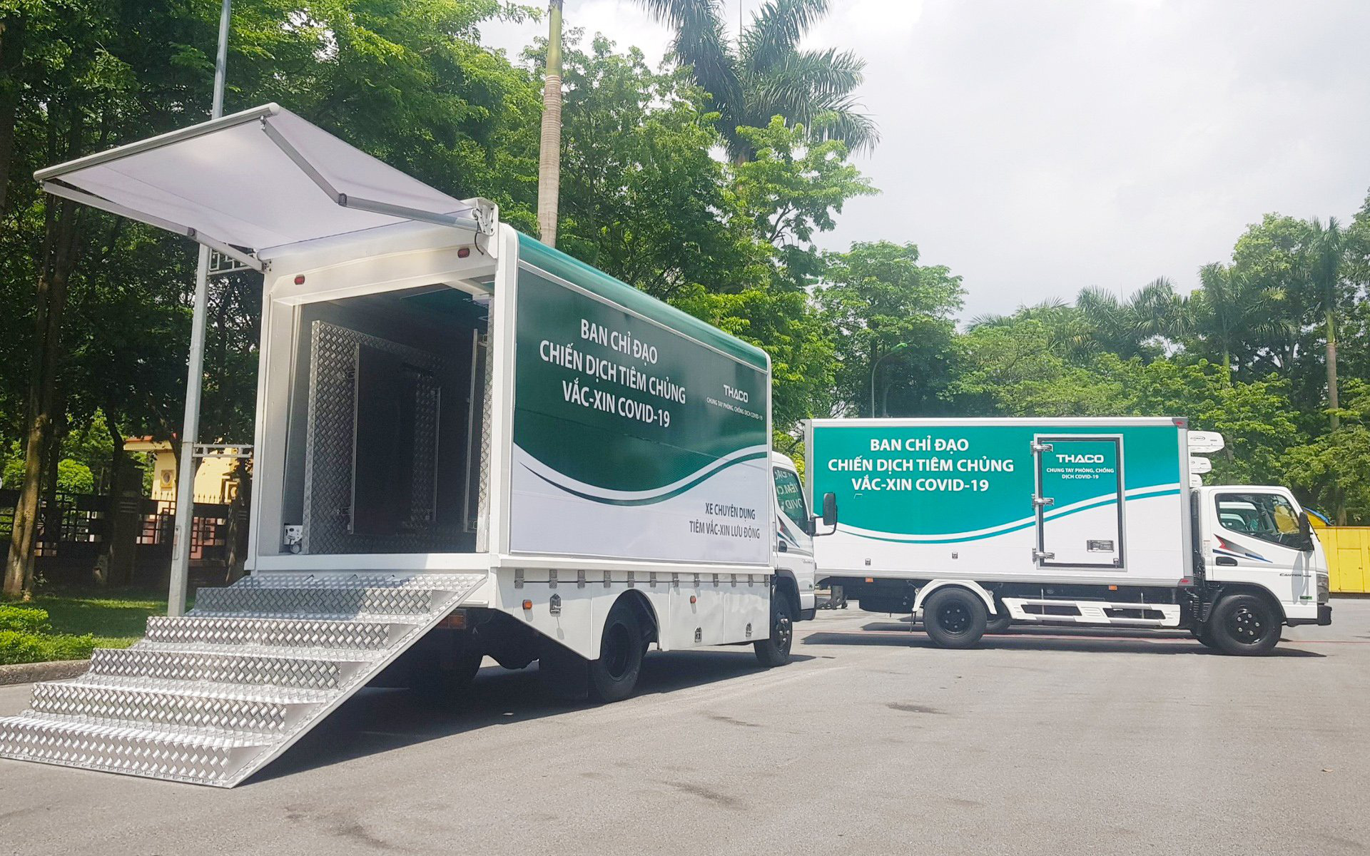 Doanh nghiệp chung tay đẩy l&#249;i Covid-19 giữa t&#226;m dịch Tp.HCM: THACO trao tặng 126 xe chuy&#234;n dụng, DHL Express hỗ trợ đưa về l&#244; vắc xin Pfizer - Ảnh 1