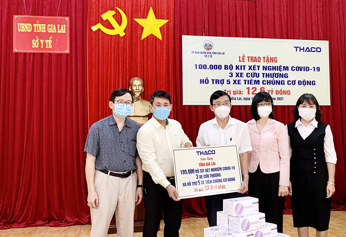 Đại diện THACO trao bảng hỗ trợ cho tỉnh Gia Lai