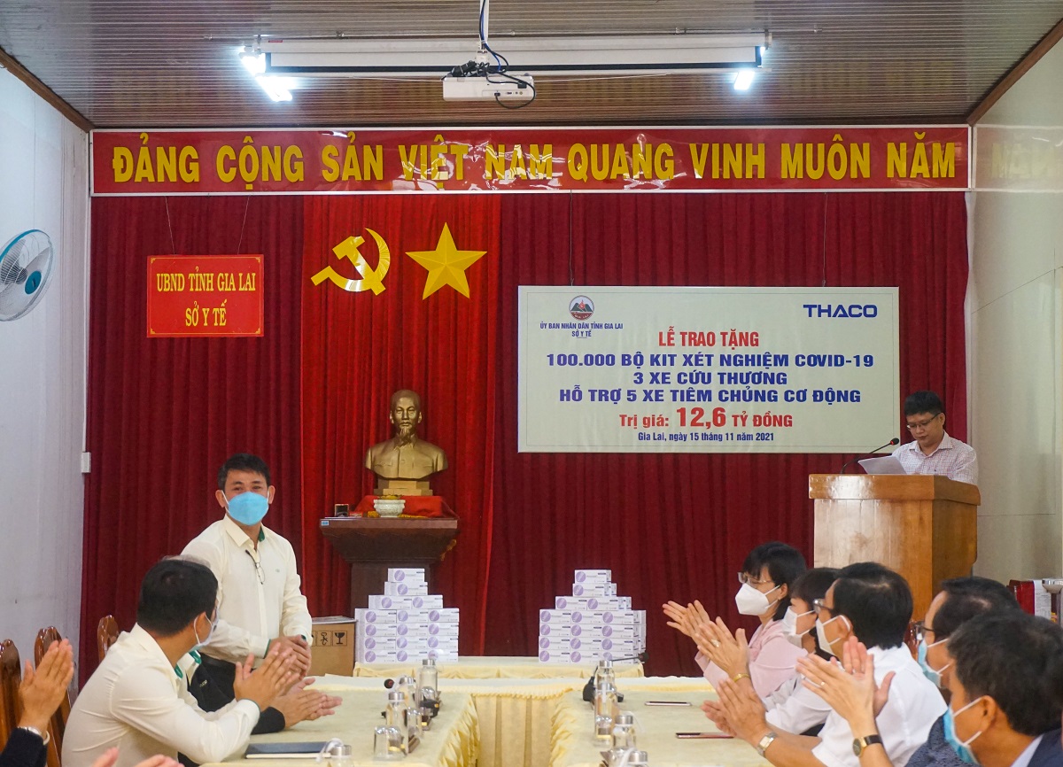 Buổi trao tặng vật tư thiết bị y tế ph&ograve;ng chống dịch cho Sở Y tế tỉnh Gia Lai