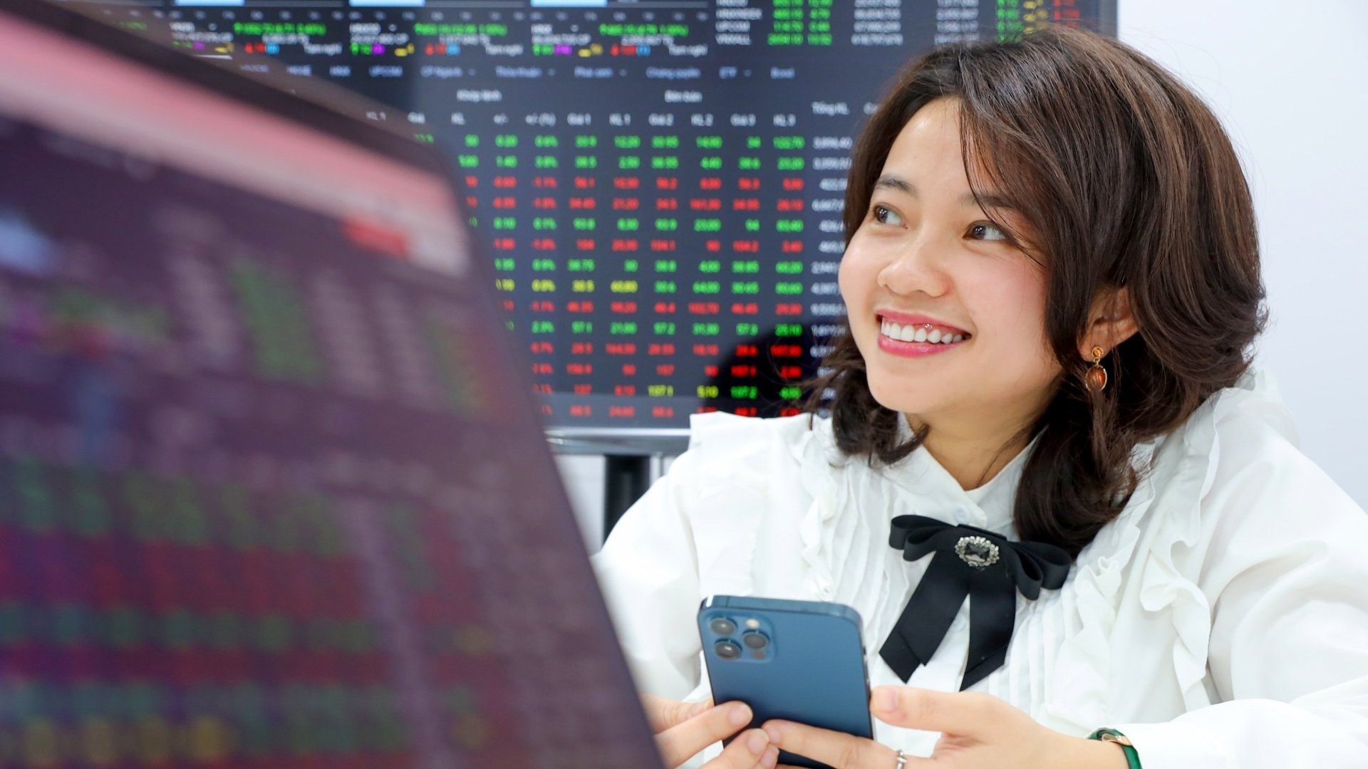 Cổ phiếu tăng mạnh: D&#242;ng tiền đầu cơ đẩy gi&#225; ‘cổ đất’ - Ảnh 1