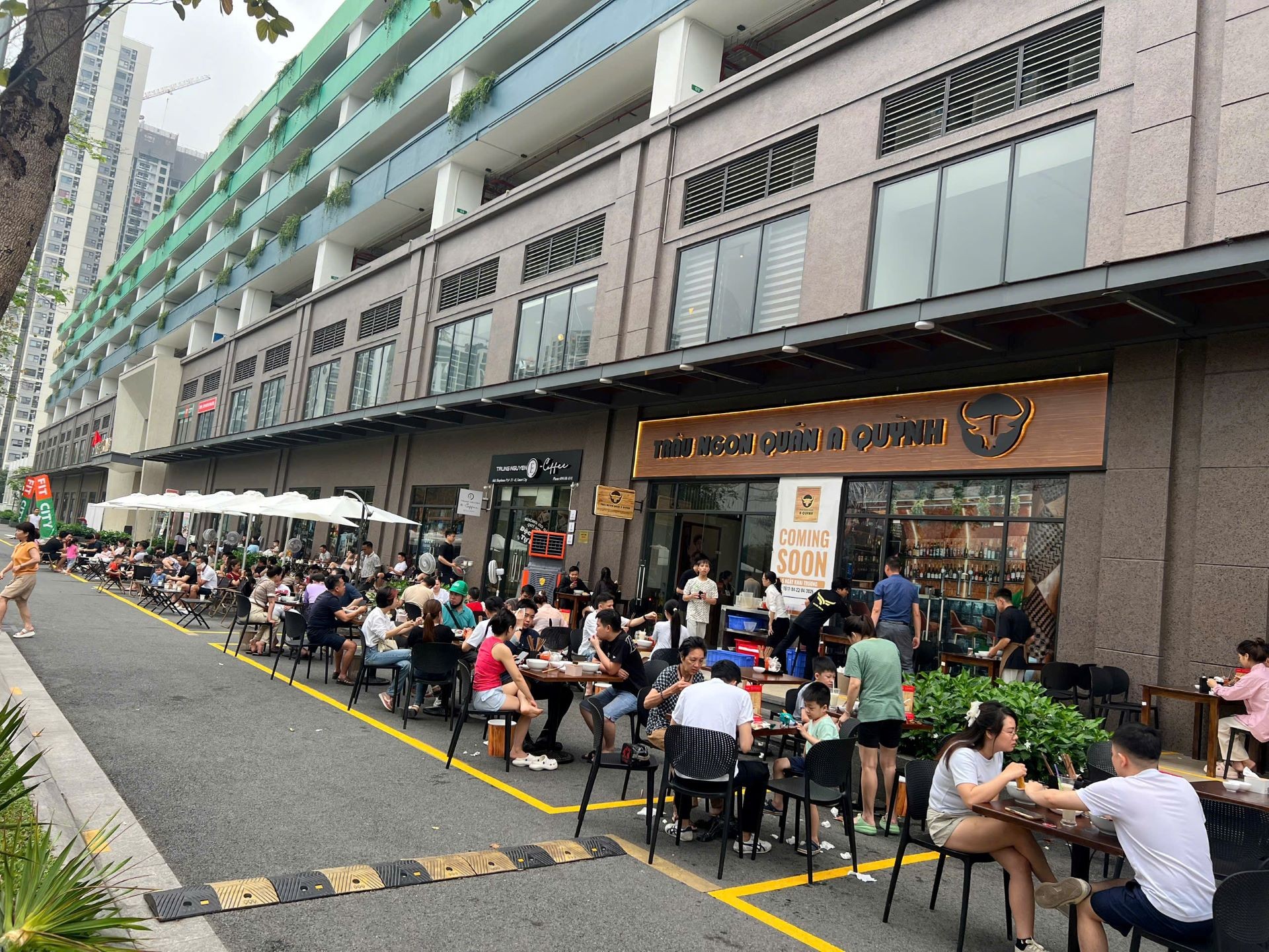 &nbsp; Cảnh nhộn nhịp được duy tr&igrave; li&ecirc;n tục ở Tr&acirc;u ngon qu&aacute;n A Quỳnh ngay từ khi khai trương