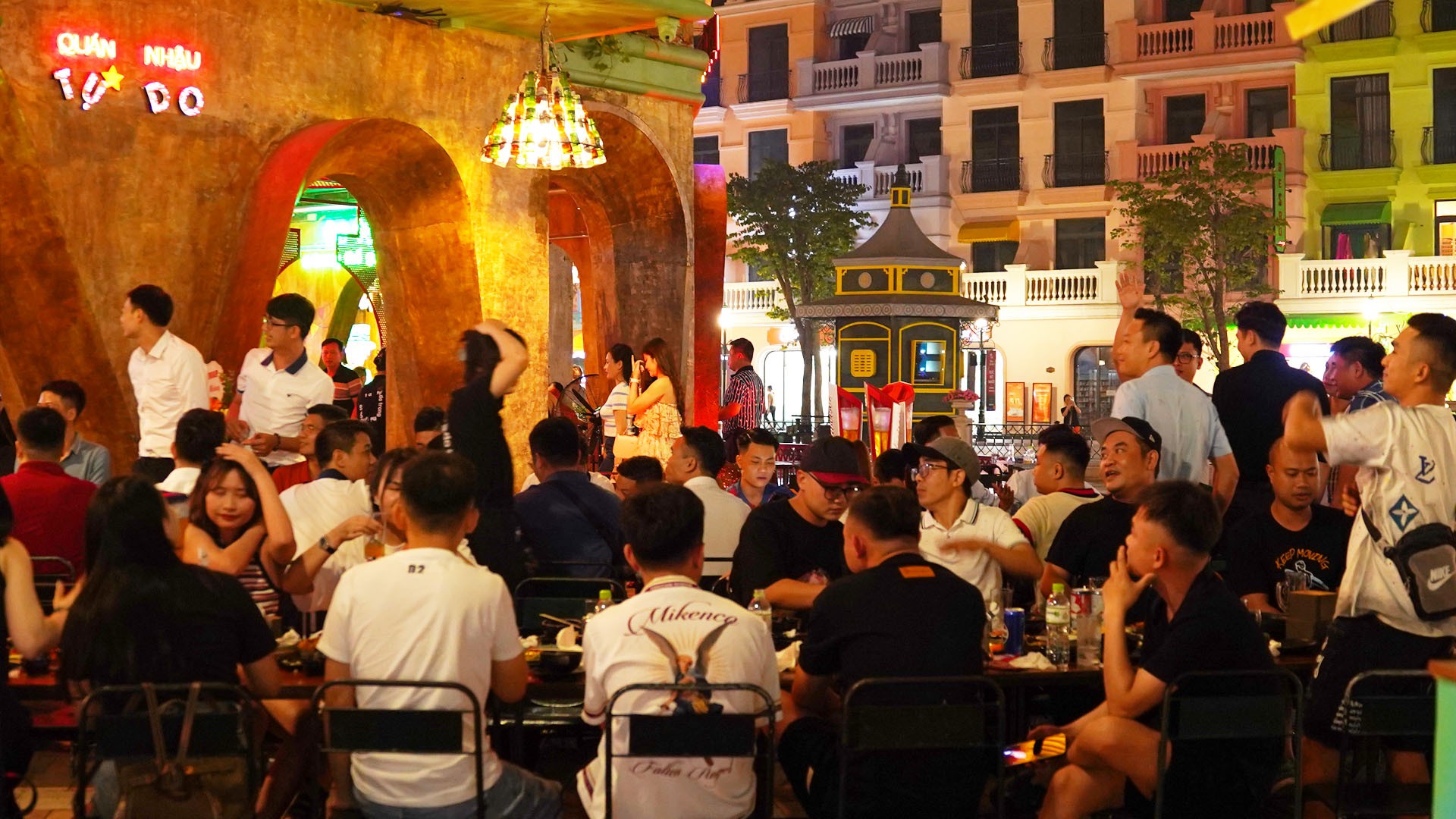 &nbsp; Qu&aacute;n Nhậu Tự do lu&ocirc;n l&agrave; điểm hẹn s&ocirc;i động bậc nhất ở c&aacute;c đại đ&ocirc; thị Vinhomes