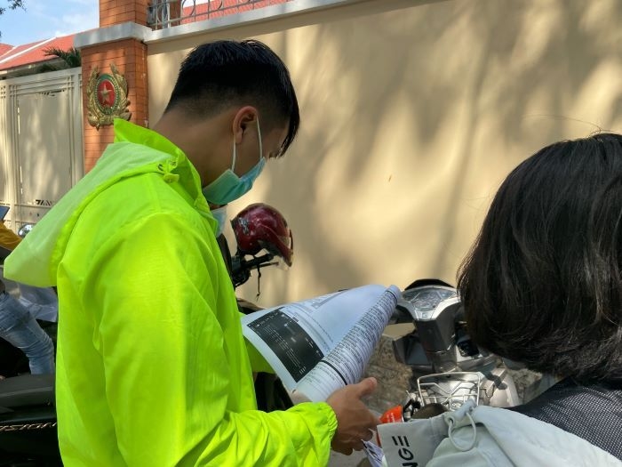 Nhiều người cầm đơn tố c&aacute;o s&agrave;n Busstrade lừa đảo đến c&ocirc;ng an TP.HCM thời gian gần đ&acirc;y.&nbsp;