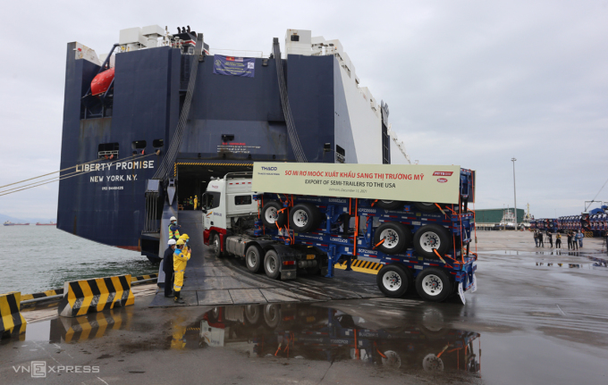 Những sơmi rơmo&oacute;c của Thaco đưa l&ecirc;n t&agrave;u xuất sang Mỹ s&aacute;ng 15/12. Ảnh: Đắc Th&agrave;nh &nbsp;