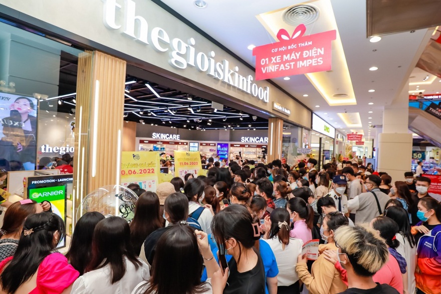 C&aacute;c thương hiệu thời trang, mỹ phẩm ngay lập tức thu h&uacute;t c&aacute;c kh&aacute;ch h&agrave;ng đến mua sắm.