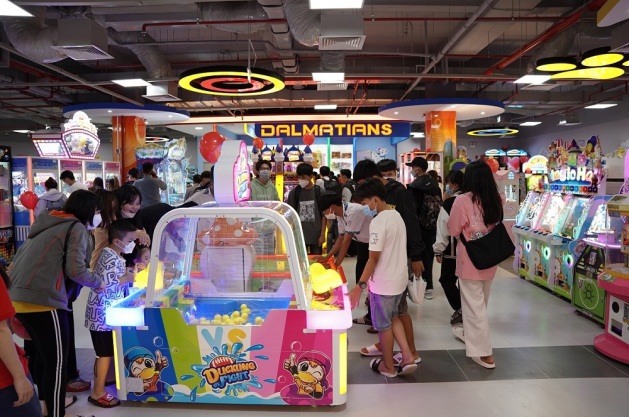 Đ&ocirc;ng đảo c&aacute;c bạn trẻ n&ocirc; nức trải nghiệm c&aacute;c khu vui chơi trong TTTM Vincom Plaza.