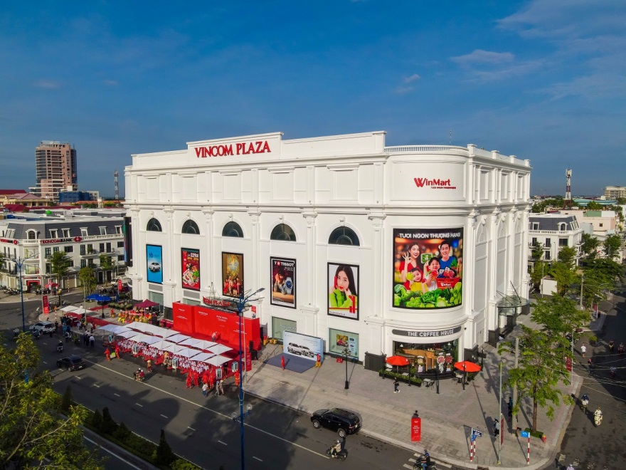 Vincom Plaza Mỹ Tho v&agrave; Vincom Plaza Trần Huỳnh đều c&oacute; kiến tr&uacute;c hiện đại, quy tụ h&agrave;ng loạt thương hiệu uy t&iacute;n trong nước v&agrave; quốc tế.