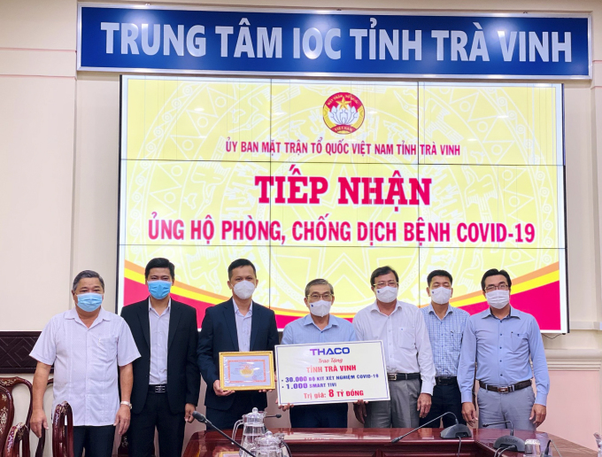 Thaco trao tặng tỉnh Tr&agrave; Vinh 1.000 smart TV v&agrave; 30.000 kit test nhanh Covid-19. Ảnh: Thaco &nbsp;