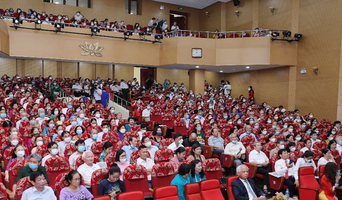 Người cao tuổi h&agrave;o hứng đến tham dự ng&agrave;y hội &ldquo;Sống khỏe, sống thanh xu&acirc;n&rdquo; do Vinamilk tổ chức &nbsp;