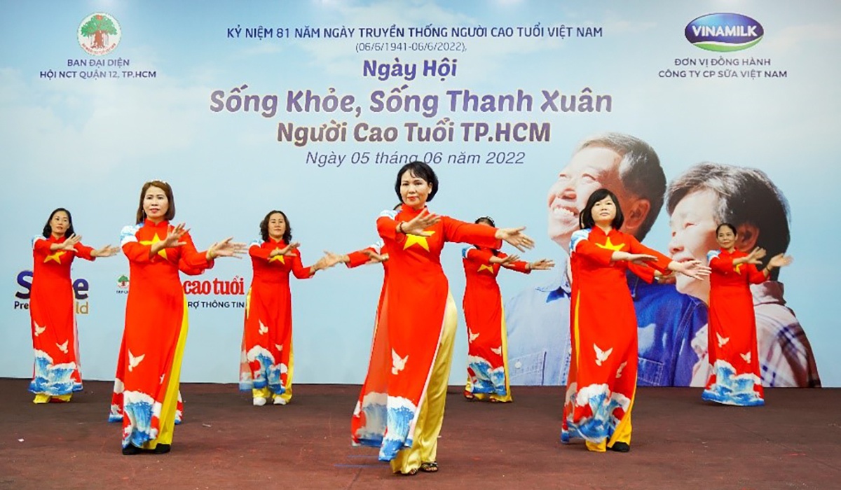 Tinh thần &ldquo;Sống khỏe, sống thanh xu&acirc;n&rdquo; được thể hiện một c&aacute;ch ấn tượng qua c&aacute;c m&agrave;n biểu diễn m&uacute;a, tiết mục dưỡng sinh của người cao tuổi H&agrave; Nội v&agrave; TP.HCM &nbsp;