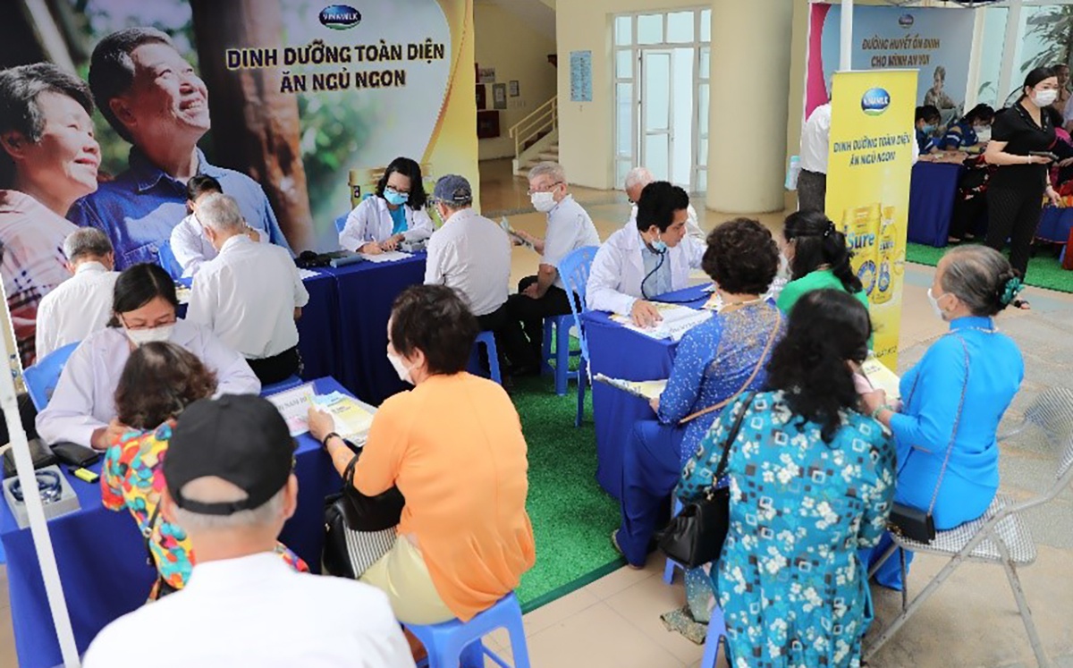 Hoạt động đo lo&atilde;ng xương v&agrave; tư vấn sức khỏe l&atilde;o khoa lu&ocirc;n được người cao tuổi ch&uacute; trọng v&agrave; c&oacute; nhu cầu thăm kh&aacute;m nhiều nhất &nbsp;