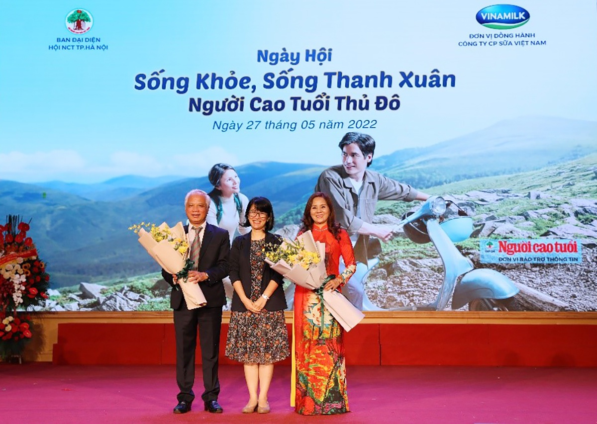 Đại diện Vinamilk tặng hoa cho đại diện người cao tuổi Thủ đ&ocirc;, thể hiện sự cam kết trong việc đồng h&agrave;nh chăm s&oacute;c sức khỏe cho người cao tuổi thủ đ&ocirc; v&agrave; cả nước &nbsp;