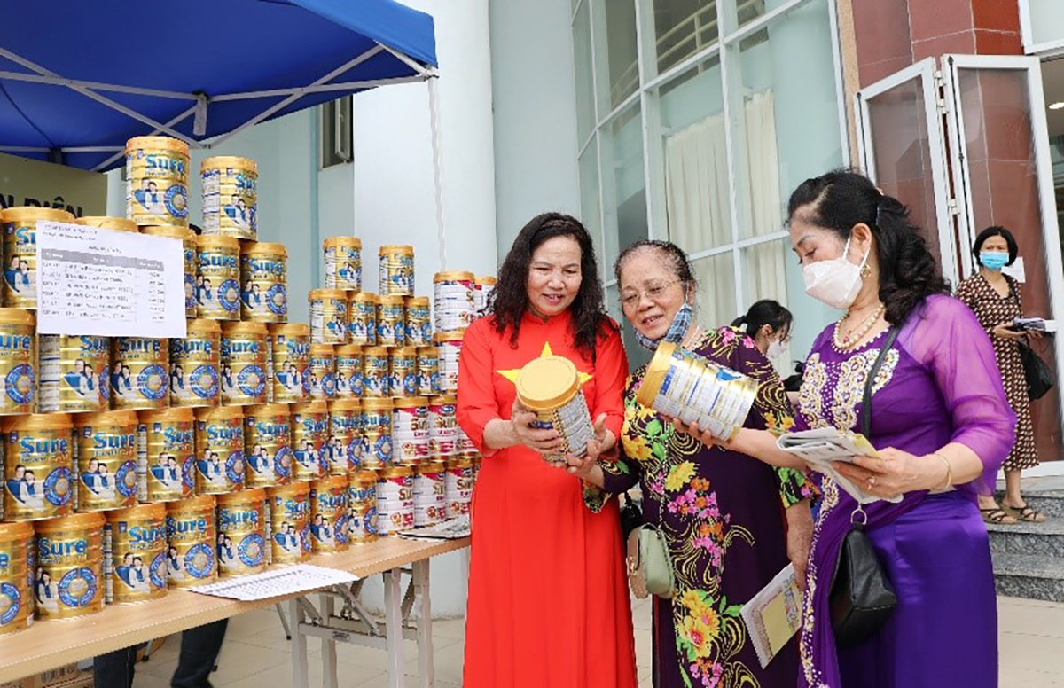 Người cao tuổi t&igrave;m hiểu về c&aacute;c sản phẩm dinh dưỡng Sure Prevent Gold, Sure Diecerna v&agrave; Kenko Haru của Vinamilk &nbsp;