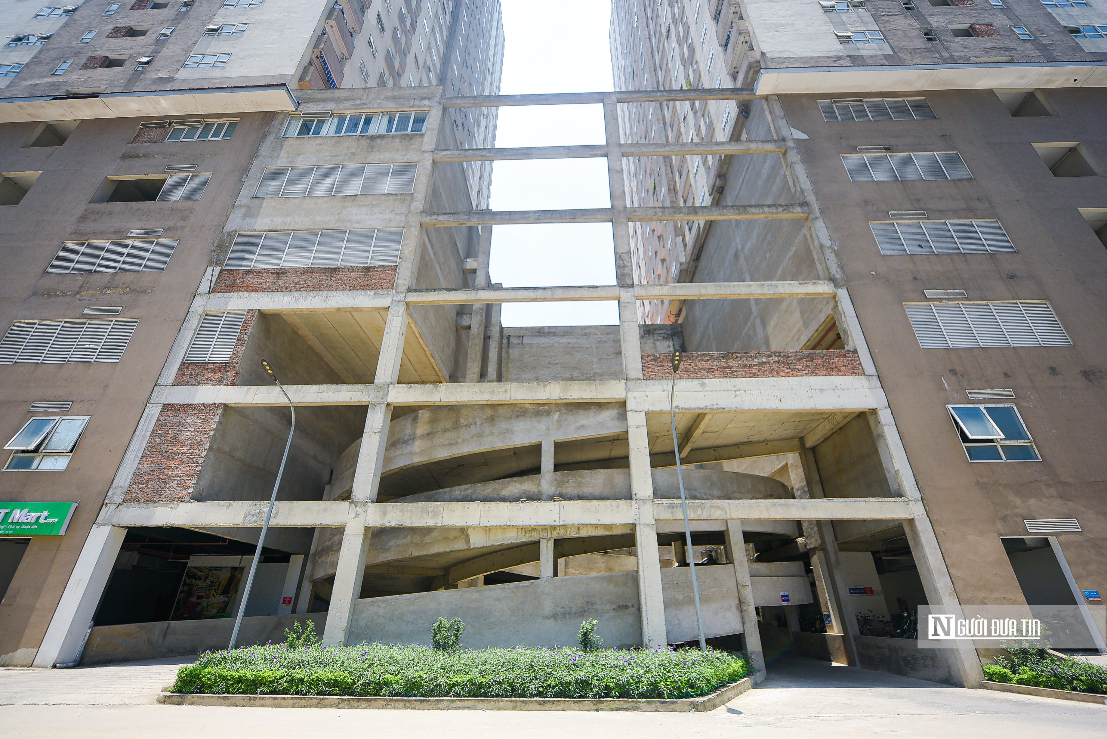 Tại lối đi l&ecirc;n b&atilde;i gửi xe của t&ograve;a nh&agrave; A1.1 v&agrave; A1.2 chưa ho&agrave;n thiện xong phần th&ocirc;, nhiều người d&acirc;n cũng phản &aacute;nh chất lượng cơ sở hạ tầng v&agrave;&nbsp;an ninh&nbsp;chưa đảm bảo theo y&ecirc;u cầu.