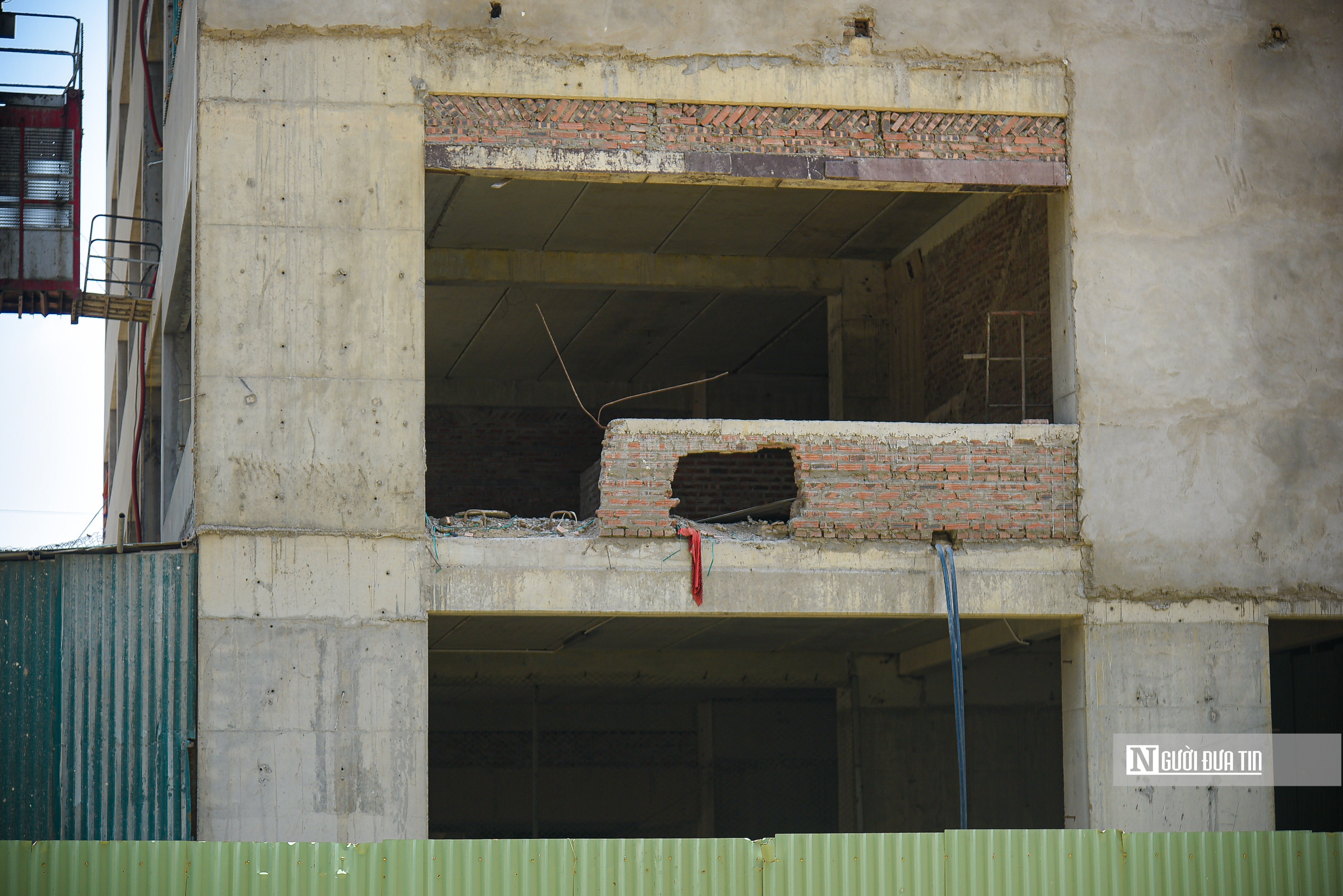 Theo hợp đồng mua nh&agrave;, thời hạn b&agrave;n giao căn hộ chậm nhất l&agrave; qu&yacute; III/2022. Tuy nhi&ecirc;n, đến nay chủ đầu tư đ&atilde; nhiều lần l&ugrave;i tiến độ b&agrave;n giao khiến h&agrave;ng trăm kh&aacute;ch h&agrave;ng như &ldquo;ngồi tr&ecirc;n đống lửa&rdquo;.