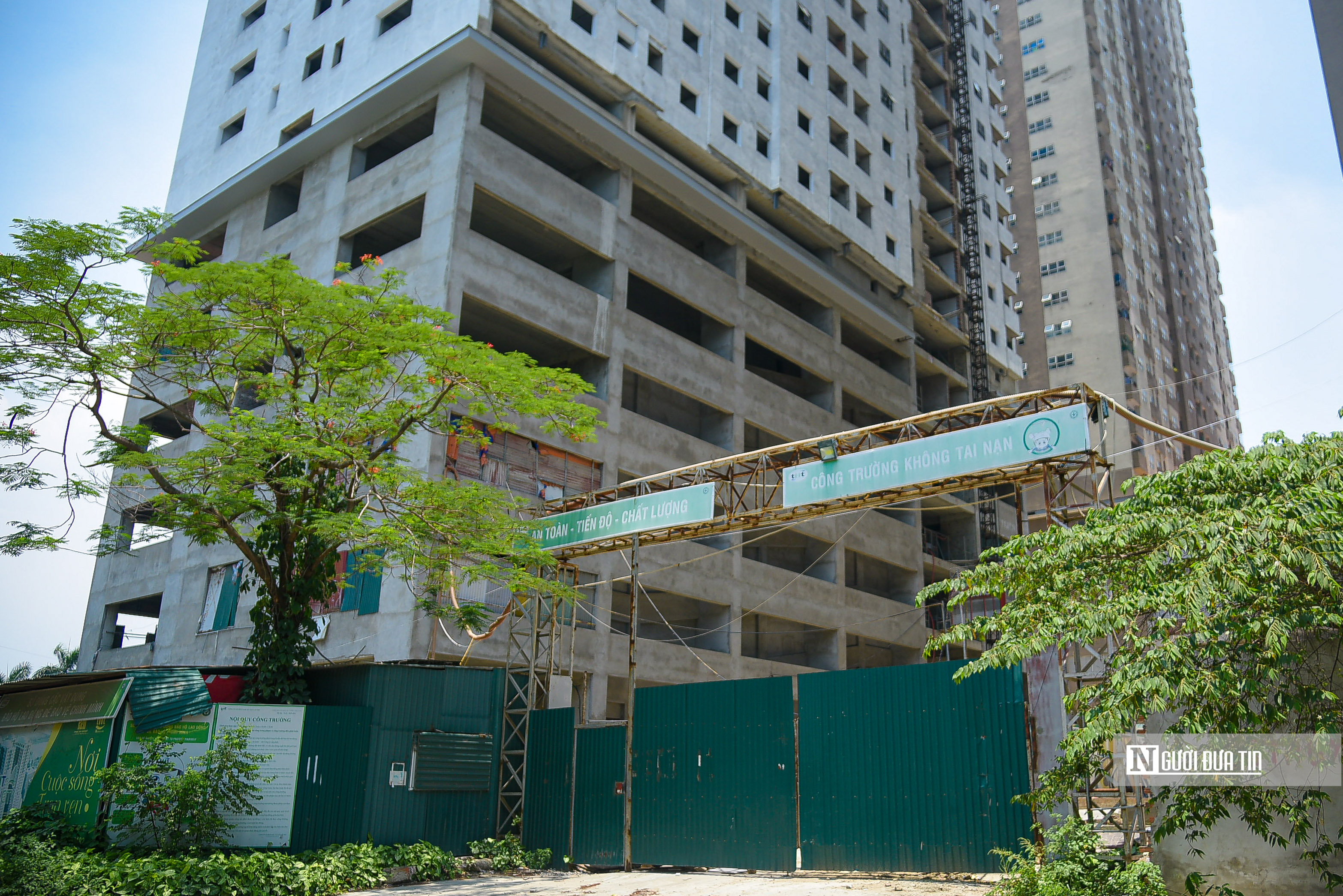 B&ecirc;n ngo&agrave;i dự &aacute;n vẫn được qu&acirc;y t&ocirc;n v&agrave; kh&ocirc;ng c&oacute; dấu hiệu thi c&ocirc;ng.