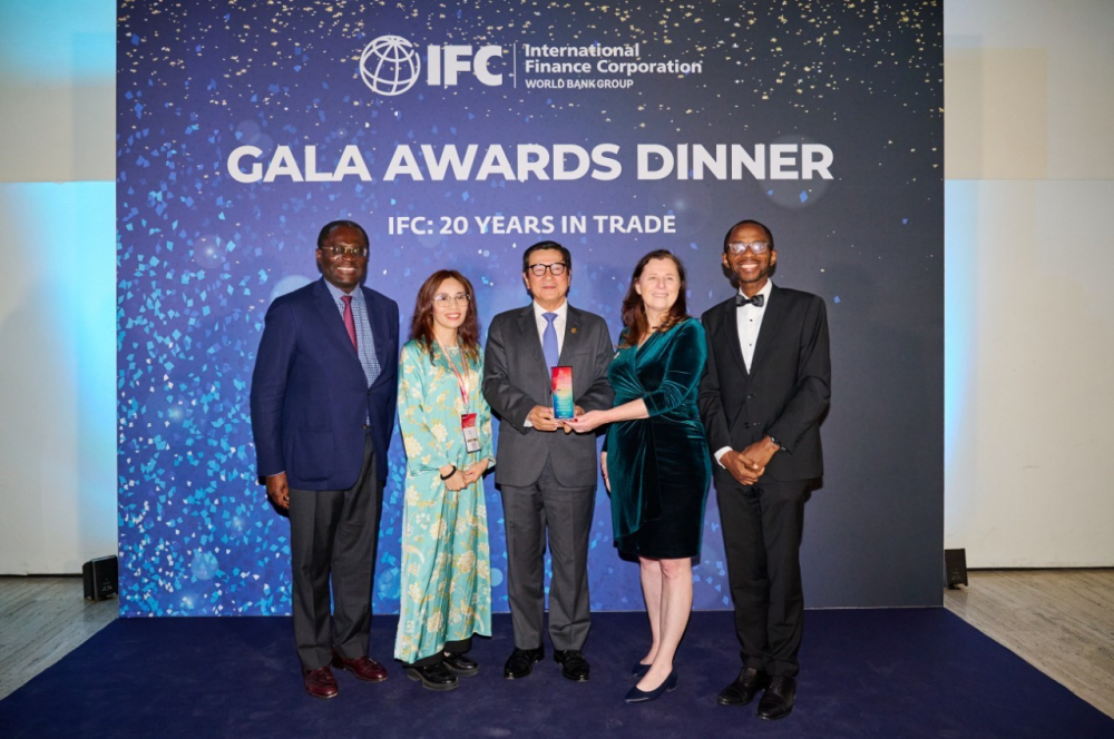 &Ocirc;ng Trần Ho&agrave;i Nam &ndash; Ph&oacute; Tổng gi&aacute;m đốc HDBank đại diện nhận giải thưởng Vietnam - Outstanding Issuing Bank - Dynamic Growth tại Hội nghị đối t&aacute;c to&agrave;n cầu 2024 do IFC tổ chức tại Barcelona, T&acirc;y Ban Nha&nbsp;