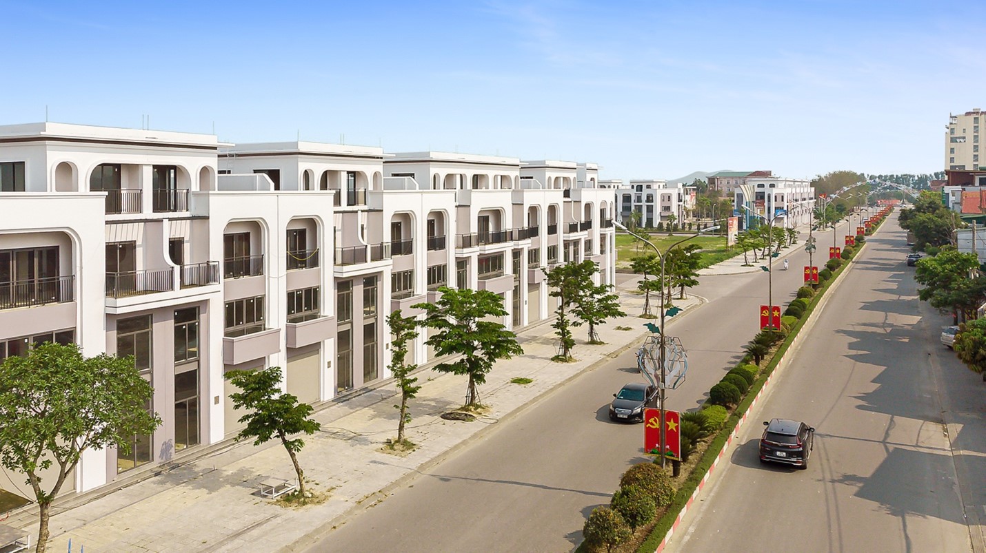Những căn nh&agrave; khang trang toạ lạc ngay mặt đường Y&ecirc;n Trung đang trở th&agrave;nh lựa chọn ưu ti&ecirc;n của những người con xa qu&ecirc;