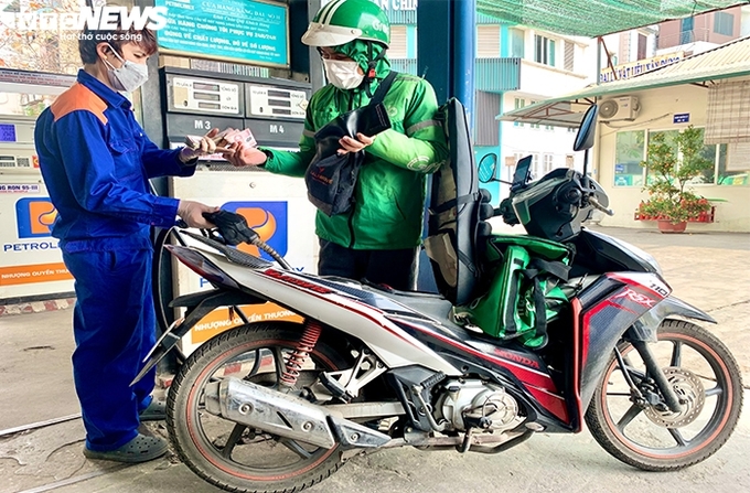 Li&ecirc;n bộ tạm dời ng&agrave;y điều chỉnh gi&aacute; xăng sang 13/6. (Ảnh: VTCNew)