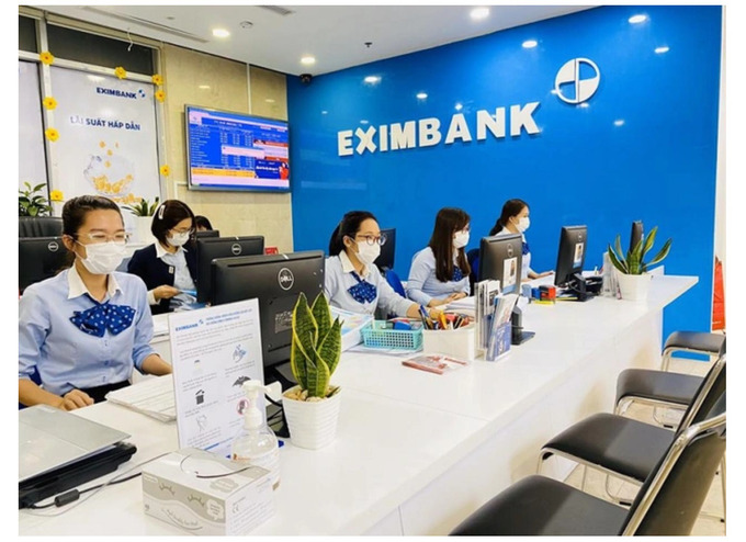 Tại ng&agrave;y 31/3/2023, quy m&ocirc; nh&acirc;n sự của cả hệ thống Eximbank l&agrave; 5.826 người. Eximbank d&agrave;nh 326 tỷ đồng cho Chi ph&iacute; lương v&agrave; phụ cấp, giảm mạnh so với con số 408 tỷ đồng của qu&yacute; 1/2022.
