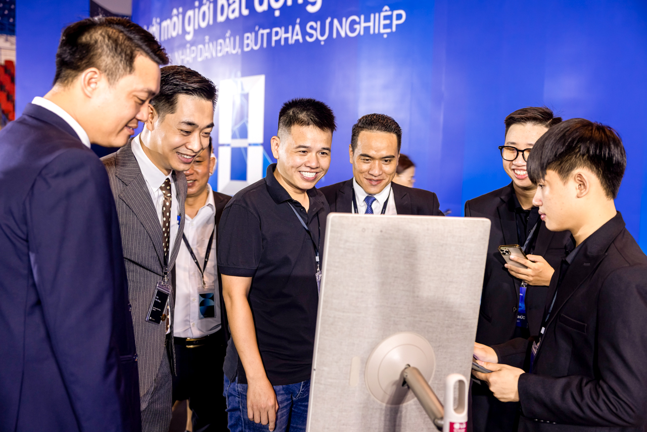 Giới thiệu bộ công cụ công nghệ do One Houssing xây dựng cho khách tham dự sự kiện 