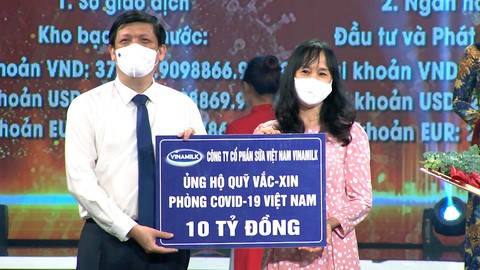 Đại diện Vinamilk trao 10 tỷ đồng đ&oacute;ng g&oacute;p v&agrave;o Quỹ vắc - xin&nbsp;ph&ograve;ng Covid-19 cho đại diện Bộ Y tế &nbsp;