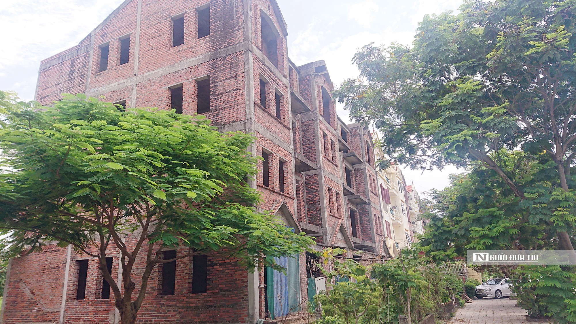 Nhiều căn nh&agrave; kinh doanh x&acirc;y th&ocirc; ở khu nh&agrave; ở Anh Dũng 6, phường Anh Dũng, quận Dương Kinh, Tp.Hải Ph&ograve;ng bị bỏ hoang nhiều năm (Ảnh: Sinh Phạm).