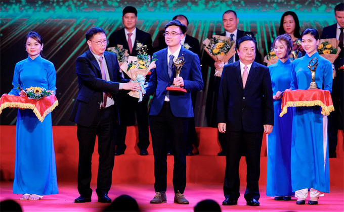 &Ocirc;ng L&ecirc; Kh&aacute;nh Bảo Long - Ph&oacute; tổng gi&aacute;m đốc Tập đo&agrave;n Th&agrave;nh C&ocirc;ng nhận hoa v&agrave; c&uacute;p từ &ocirc;ng L&ecirc; Minh Hoan v&agrave; &ocirc;ng Ch&acirc;u Văn Minh.