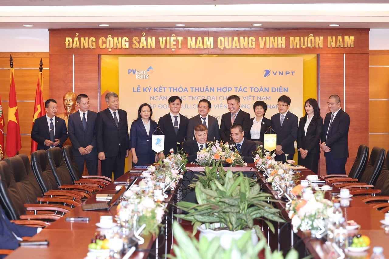 &Ocirc;ng Ng&ocirc; Di&ecirc;n Hy, Ph&oacute; TGĐ Tập đo&agrave;n VNPT v&agrave; &ocirc;ng Nguyễn Việt H&agrave;, Ph&oacute; TGĐ của PVcomBank thực hiện nghi thức k&yacute; kết hợp t&aacute;c giữa hai doanh nghiệp.