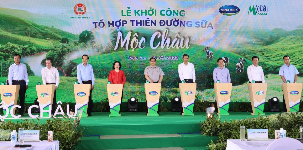 Thủ tướng Ch&iacute;nh phủ c&ugrave;ng c&aacute;c đại biểu v&agrave; l&atilde;nh đạo của Vinamilk, Mộc Ch&acirc;u Milk thực hiện nghi thức khởi c&ocirc;ng Tổ hợp Thi&ecirc;n đường sữa Mộc Ch&acirc;u &nbsp;