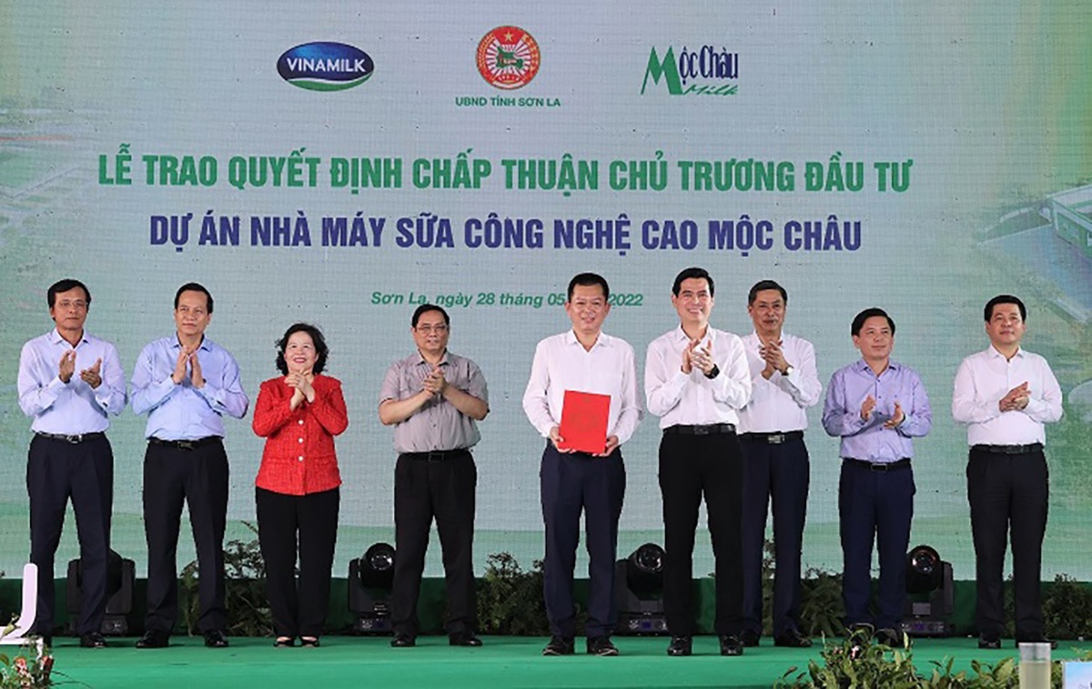 &Ocirc;ng Phạm Hải Nam (đứng giữa) - Tổng Gi&aacute;m đốc Mộc Ch&acirc;u Milk đại diện nhận Quyết định chấp thuận chủ trương đầu tư cho hạng mục &ldquo;Nh&agrave; m&aacute;y sữa c&ocirc;ng nghệ cao Mộc Ch&acirc;u&rdquo; từ l&atilde;nh đạo tỉnh Sơn La &nbsp;