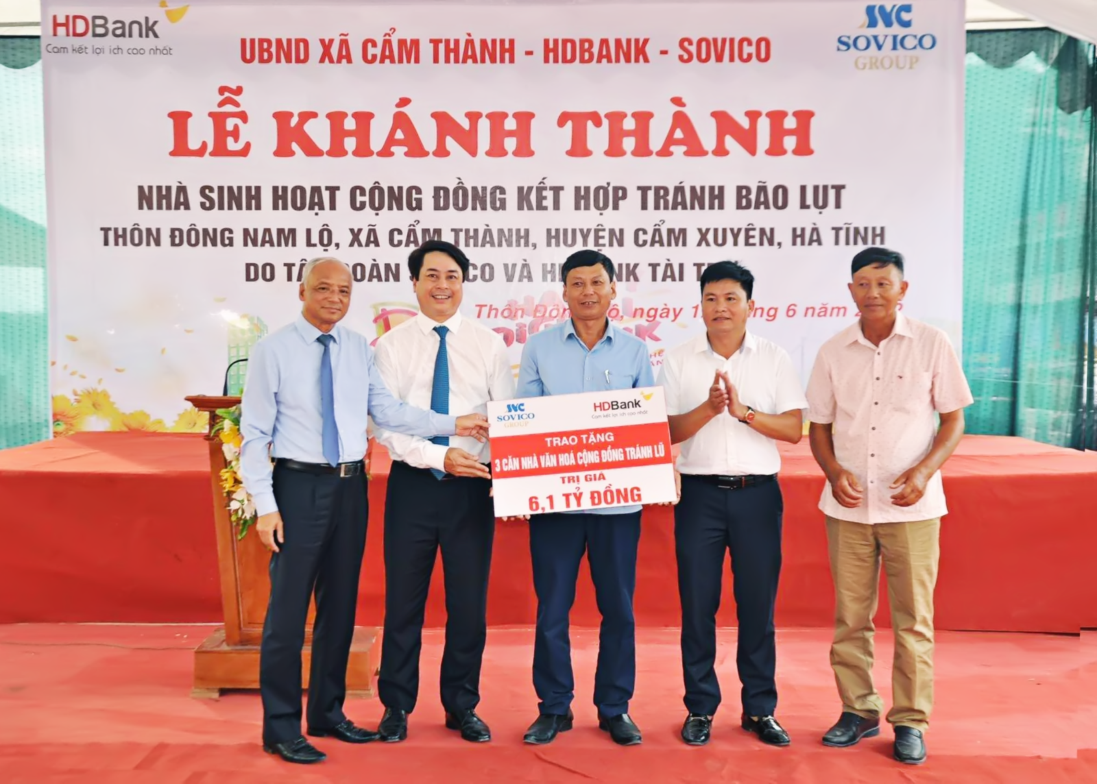 Đại diện l&atilde;nh đạo Sovico, HDBank trao tặng nh&agrave; cộng đồng cho đại diện l&atilde;nh đạo địa phương Cẩm Xuy&ecirc;n &ndash; H&agrave; Tĩnh &nbsp;
