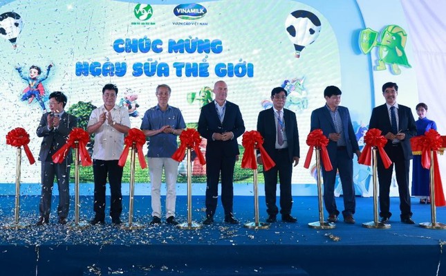 Đại diện Hiệp Hội Sữa c&ugrave;ng c&aacute;c Đại biểu ch&iacute;nh thức khai mạc c&aacute;c hoạt động ch&agrave;o mừng Ng&agrave;y sữa Thế giới 1/6 &nbsp;