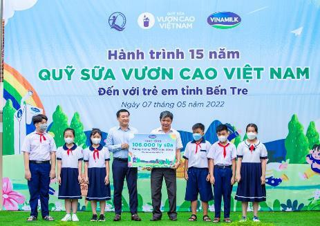Đại diện Vinamilk v&agrave; Quỹ sữa trao tặng 106.000 ly sữa cho c&aacute;c em nhỏ c&oacute; ho&agrave;n cảnh kh&oacute; khăn tại tỉnh Bến Tre &nbsp;
