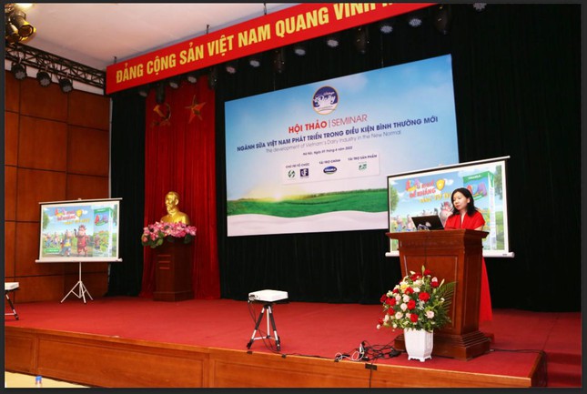 Đại diện Vinamilk &ndash; b&agrave; Nguyễn Thị Xu&acirc;n Nga tr&igrave;nh b&agrave;y chủ đề &ldquo;Để trẻ em Việt Nam y&ecirc;u th&iacute;ch uống sữa: Dinh dưỡng nhưng phải ngon&rdquo; tại hội thảo ng&agrave;nh Sữa ng&agrave;y 1 th&aacute;ng 6. &nbsp;