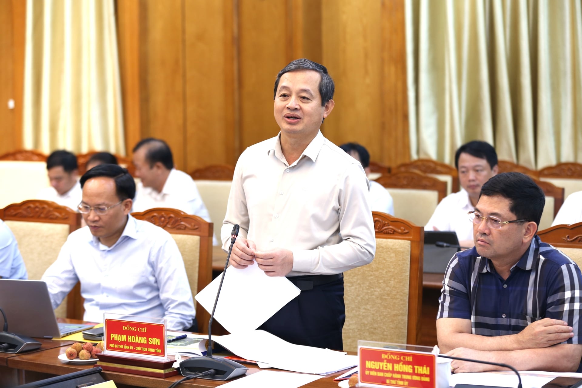 Chủ tịch UBND tỉnh Bắc Ninh Phạm Ho&agrave;ng Sơn ph&aacute;t biểu tại buổi l&agrave;m việc.