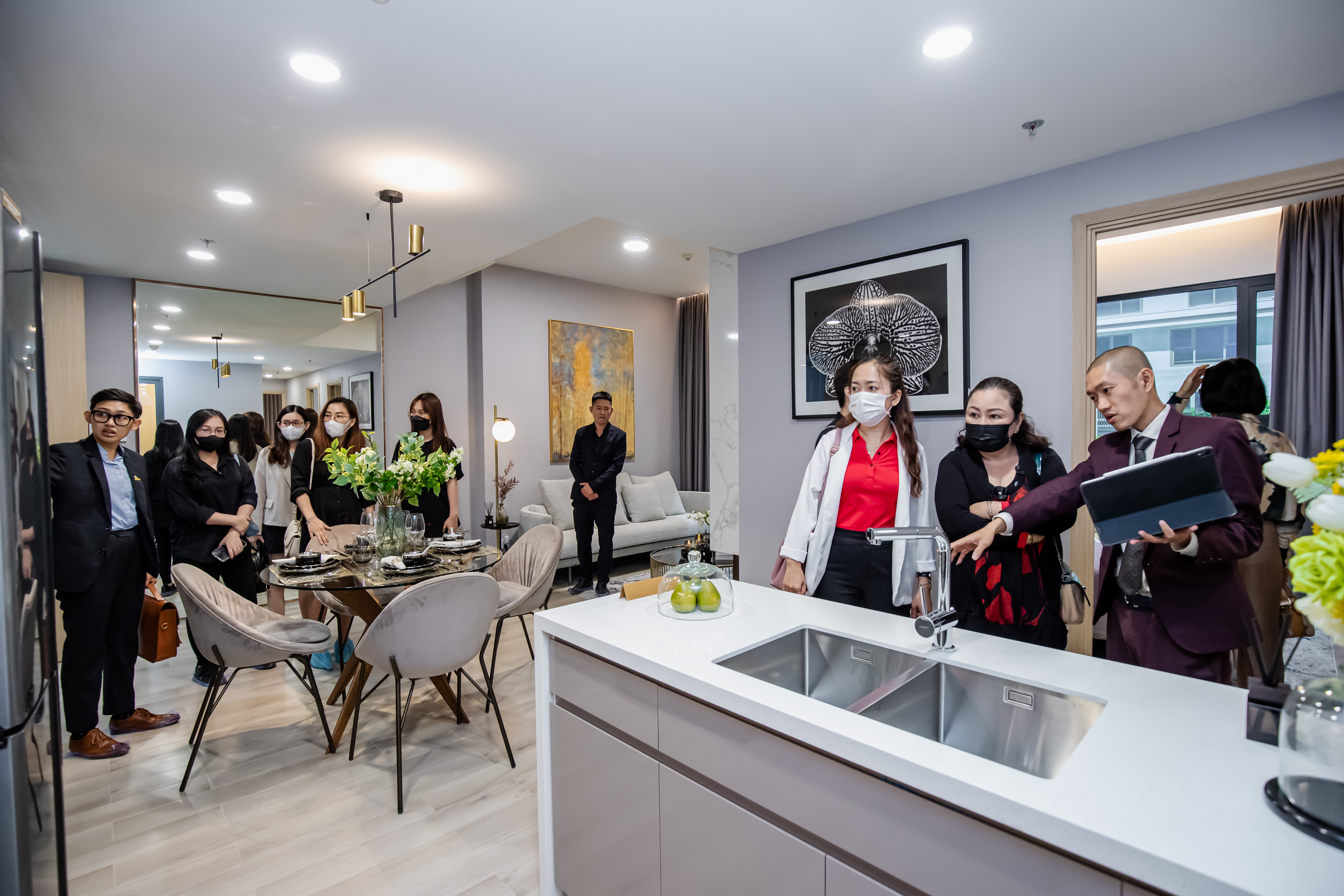 Kh&aacute;ch tham quan ấn tượng với kh&ocirc;ng gian sang trọng v&agrave; b&agrave;n giao đầy đủ trang thiết bị nội thất quốc tế của Masteri Centre Point