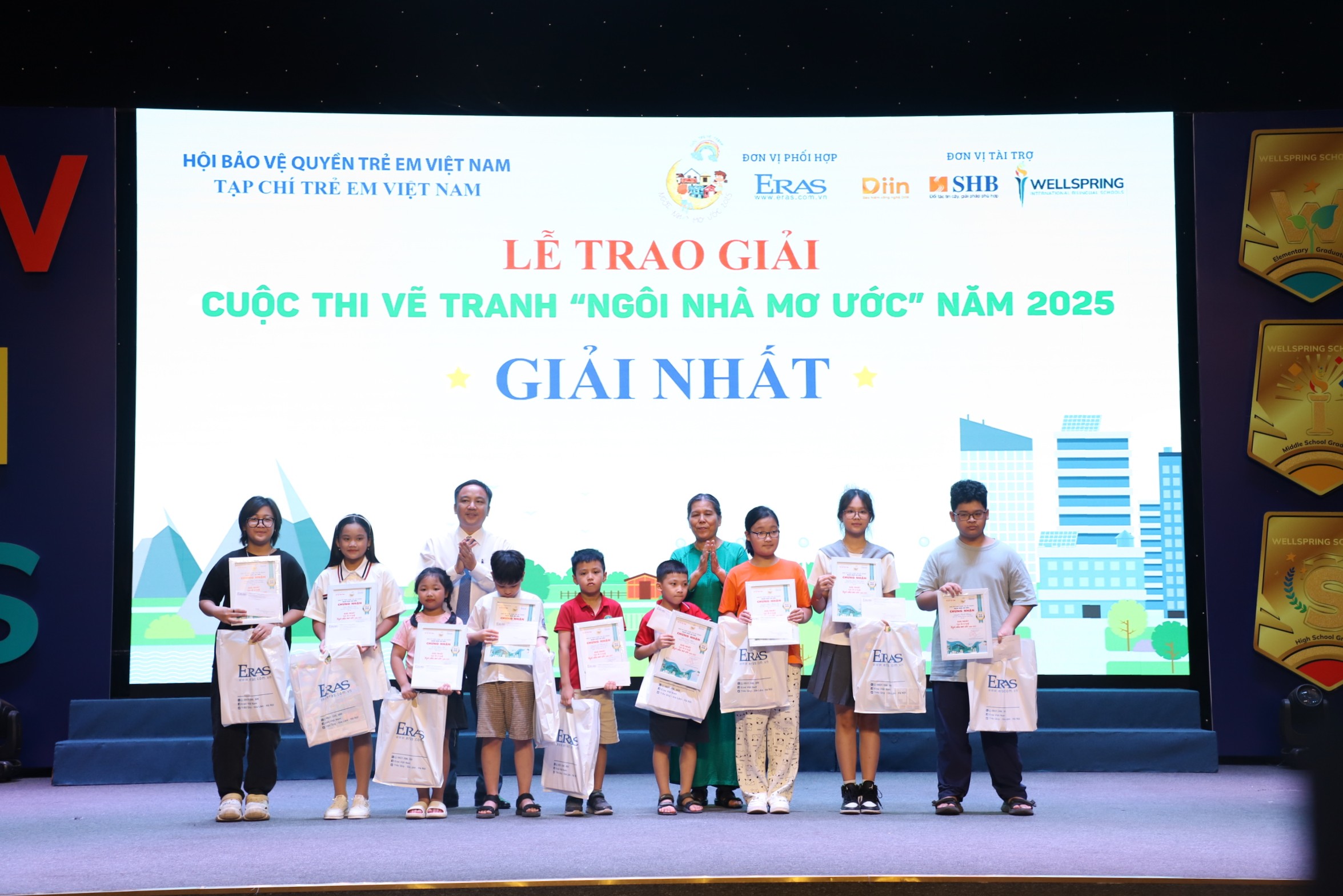 Ban Gi&aacute;m khảo trao giải Nhất cho 10 t&aacute;c phẩm xuất sắc nhất, đại diện cho ước mơ sống xanh, hạnh ph&uacute;c của trẻ thơ.