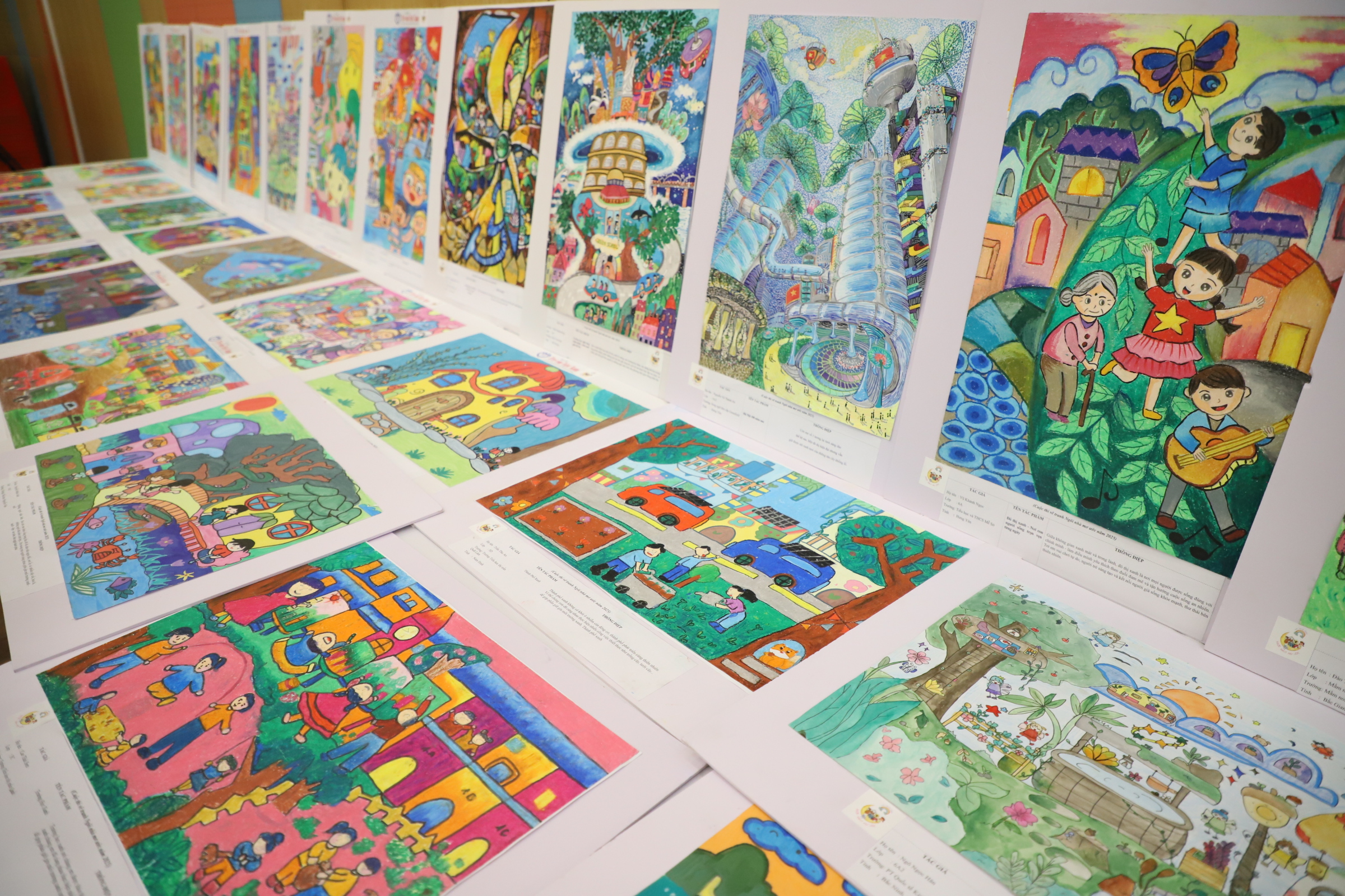 Những n&eacute;t vẽ ng&acirc;y thơ nhưng đầy kh&aacute;t vọng về một thế giới tươi đẹp được thể hiện qua từng bức tranh.