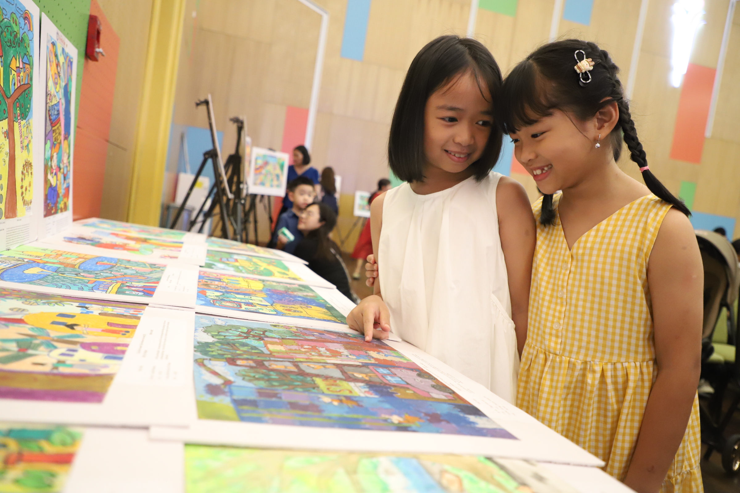 C&aacute;c th&iacute; sinh nh&iacute; h&aacute;o hức chia sẻ về bức tranh &ldquo;ng&ocirc;i nh&agrave; mơ ước&rdquo; của m&igrave;nh tại Lễ Trao giải.