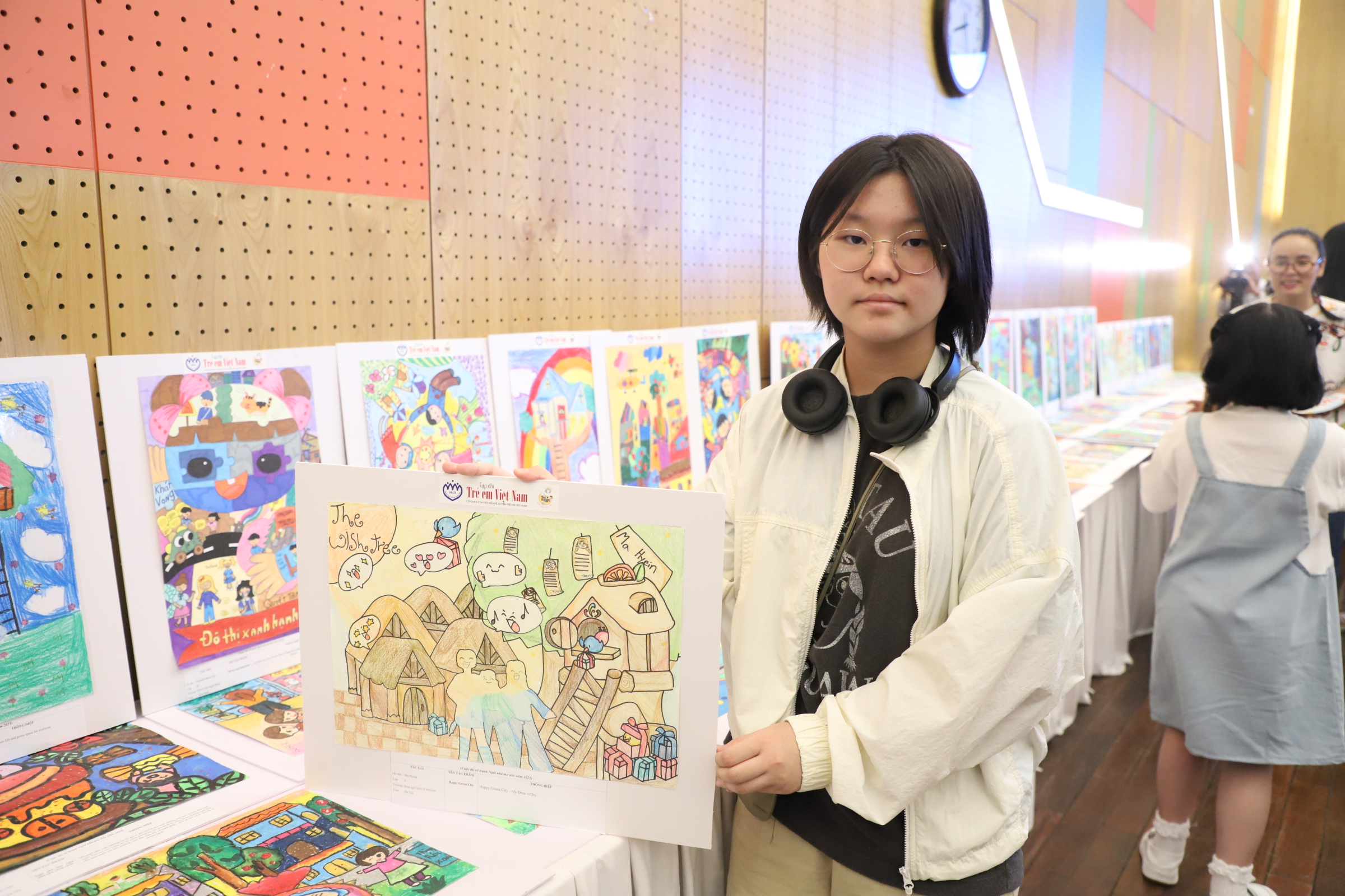 Bức tranh Happy Green City của Ma Hyein (H&agrave;n Quốc) g&acirc;y ấn tượng bởi gam m&agrave;u tươi s&aacute;ng v&agrave; th&ocirc;ng điệp sống xanh.